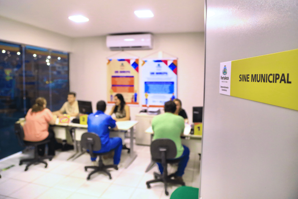 Atendimento presencial no Sine Municipal de Fortaleza com candidatos em busca de vagas de emprego