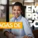 Jovem mulher sorridente em ambiente de escritório, com camisa social azul-clara, ao lado da chamada "Vagas de Emprego" em destaque.