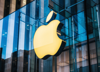 Logo dourado da Apple iluminado no icônico cubo de vidro da flagship store na Quinta Avenida, Manhattan