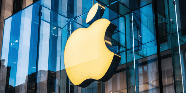 Logo dourado da Apple iluminado no icônico cubo de vidro da flagship store na Quinta Avenida, Manhattan