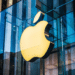 Logo dourado da Apple iluminado no icônico cubo de vidro da flagship store na Quinta Avenida, Manhattan