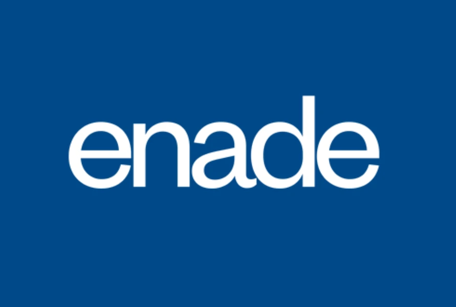 Logotipo do Enade exibido em fundo azul, representando o cronograma do exame de avaliação do ensino superior em 2026