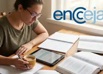 Mulher focada nos estudos com livros e tablet, simbolizando a preparação para o ENCCEJA em poucos meses.