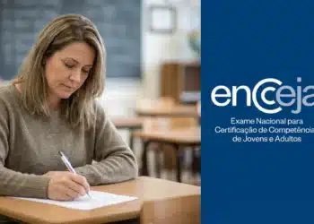 Mulher escrevendo em uma prova do Encceja 2026 com o logo do exame ao lado