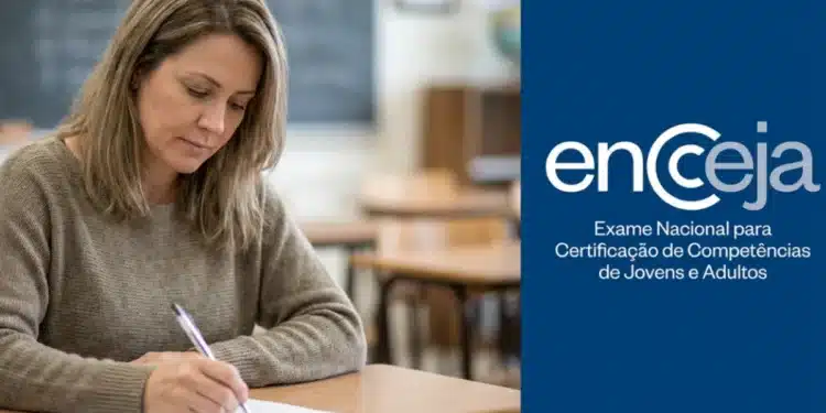 Mulher escrevendo em uma prova do Encceja 2026 com o logo do exame ao lado