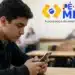 Estudante usando celular em sala de aula com logo do programa Pé-de-Meia, representando a dúvida sobre o encerramento da conta e a possível perda do dinheiro.