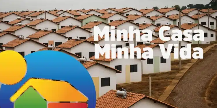 Vista aérea de casas do programa Minha Casa Minha Vida, com telhados vermelhos e a logo do programa ao lado.