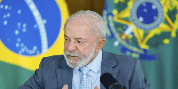 Presidente Lula durante pronunciamento oficial com bandeiras do Brasil ao fundo sobre proposta de fim da escala 6x1