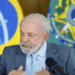 Presidente Lula durante pronunciamento oficial com bandeiras do Brasil ao fundo sobre proposta de fim da escala 6x1