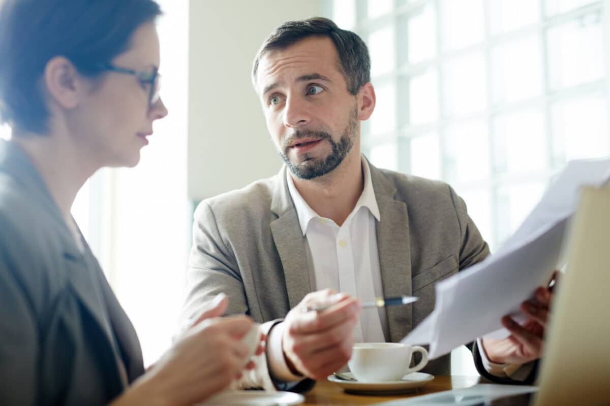 Dois profissionais conversando em reunião — como pedir aumento de salário