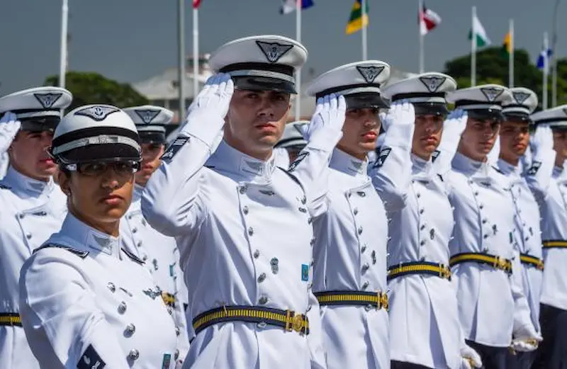 Cadetes do Comando da Aeronáutica prestando continência durante cerimônia oficial.