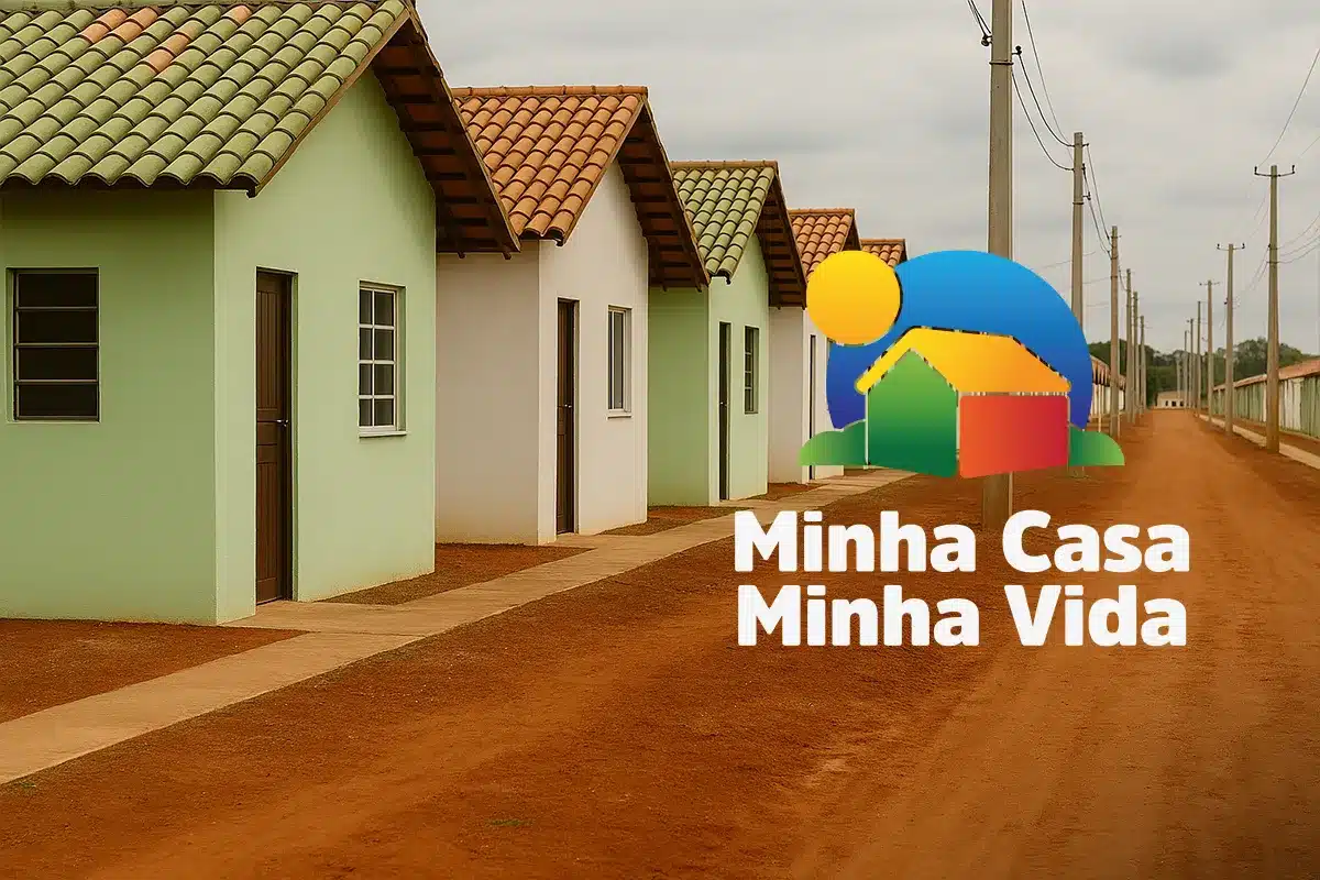 Casas verdes e brancas com telhado colonial em rua de terra, logo do programa Minha Casa Minha Vida visível