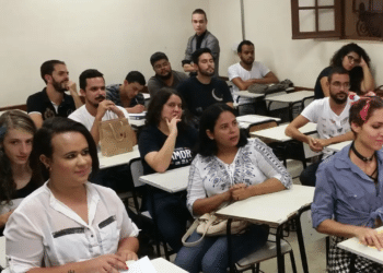 Quem pode participar do Fies 2026 — estudantes em sala de aula aguardando início de aula na faculdade