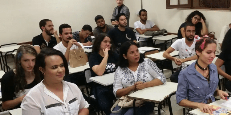 Quem pode participar do Fies 2026 — estudantes em sala de aula aguardando início de aula na faculdade