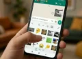 Tela do WhatsApp mostrando seleção de figurinhas animadas em uma conversa no celular.