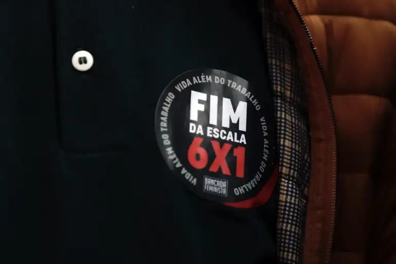 Botton com a frase "Fim da Escala 6x1" em protesto contra a escala de trabalho 6x1, apoiado por milhares de brasileiros.