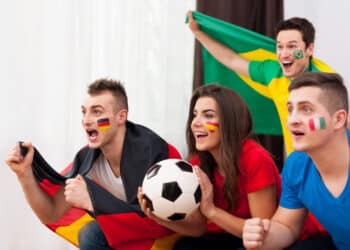Torcedores assistindo jogo da Copa do Mundo com direito a folga no trabalho