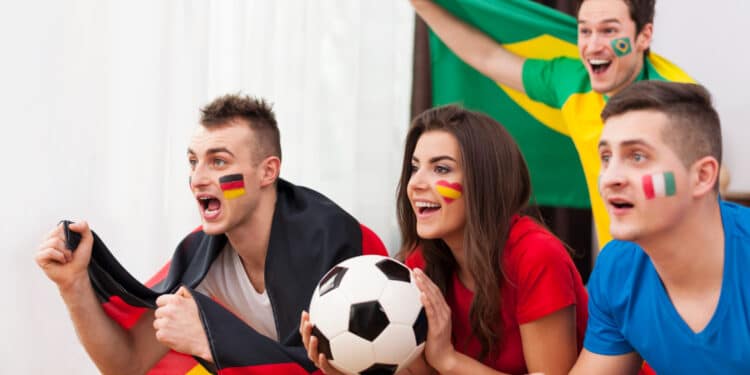 Torcedores assistindo jogo da Copa do Mundo com direito a folga no trabalho