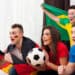 Torcedores assistindo jogo da Copa do Mundo com direito a folga no trabalho