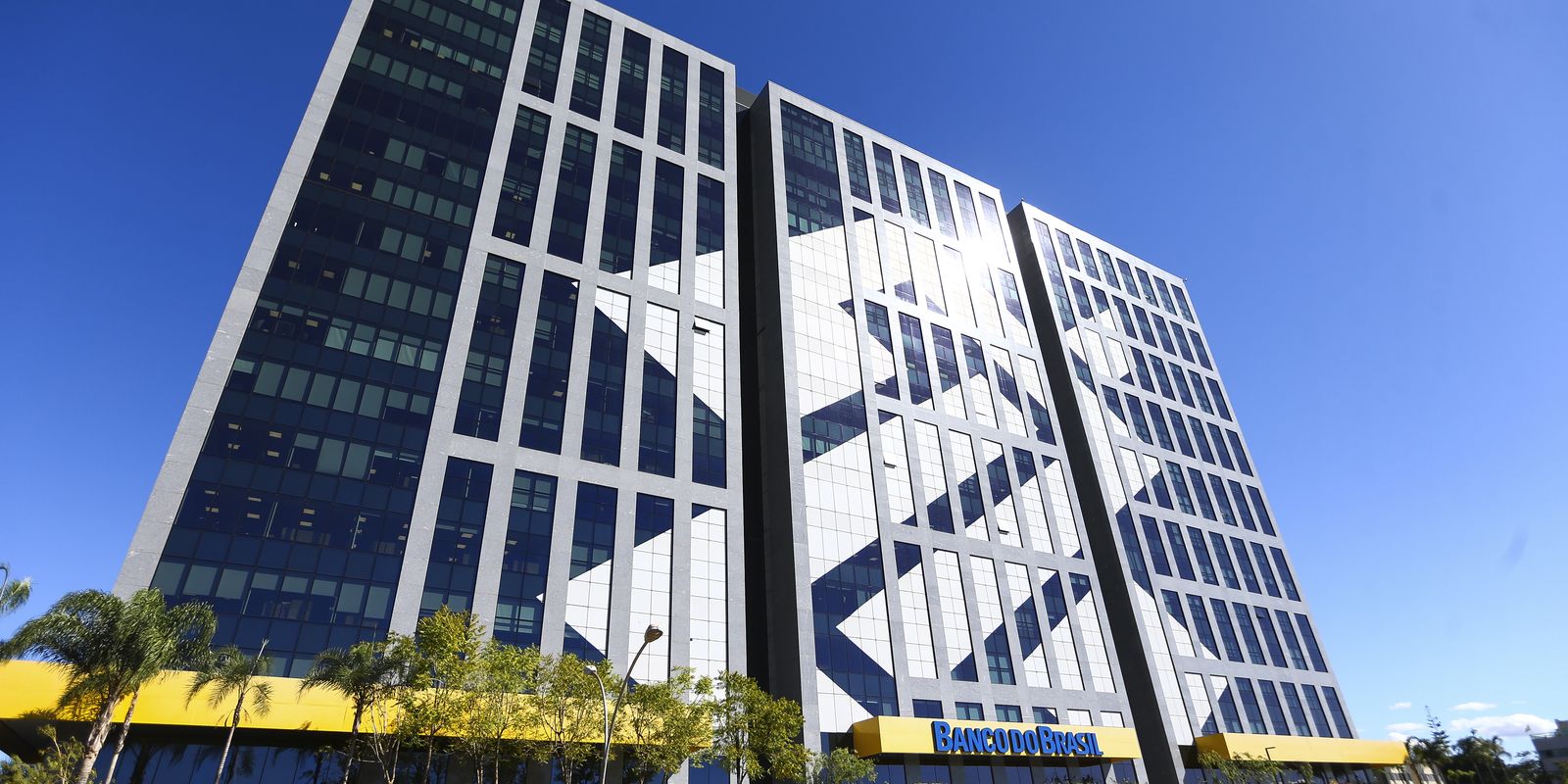 Fachada de agência do Banco do Brasil com o logo visível, destacando o impacto da Sexta-feira Santa no funcionamento dos bancos.