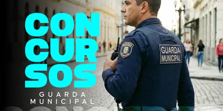 Guarda municipal de costas com farda azul e identificação Guarda Municipal em rua com texto Concursos Guarda Municipal em destaque