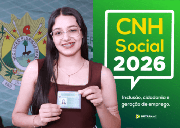 Jovem sorrindo e exibindo carteira de habilitação obtida pelo programa CNH Social 2026 do Detran do Acre