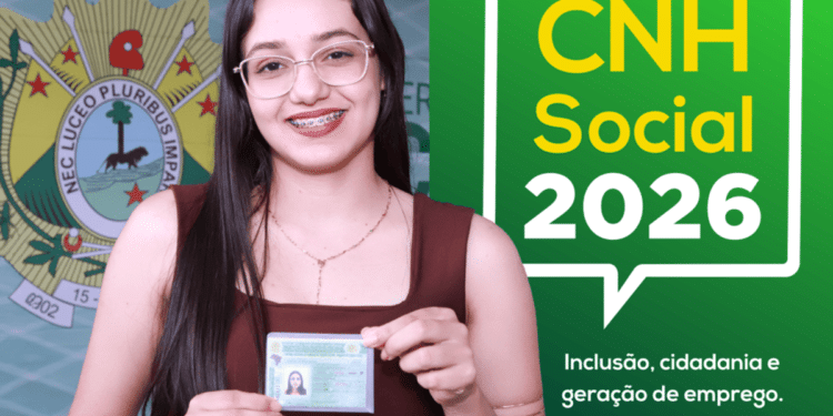 Jovem sorrindo e exibindo carteira de habilitação obtida pelo programa CNH Social 2026 do Detran do Acre