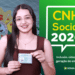 Jovem sorrindo e exibindo carteira de habilitação obtida pelo programa CNH Social 2026 do Detran do Acre