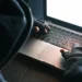 Pessoa usando notebook em ambiente escuro enquanto alerta do Gov.br destaca riscos de roubo de identidade digital.