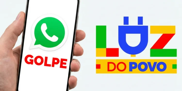 Um celular na mão de uma pessoa, com o logo do WhatsApp visível na tela, representando os golpes aplicados no WhatsApp utilizando o nome Luz do Povo.