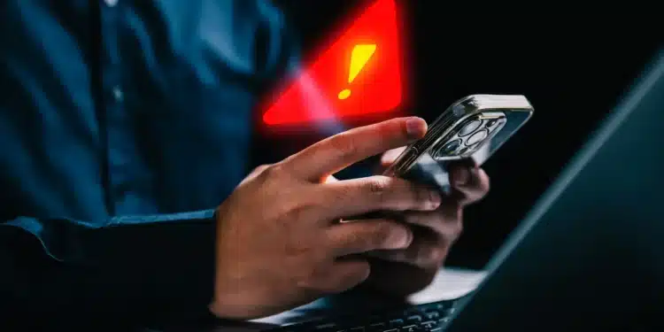 Pessoa usando celular com alerta de golpe digital relacionado a mensagens suspeitas no WhatsApp.