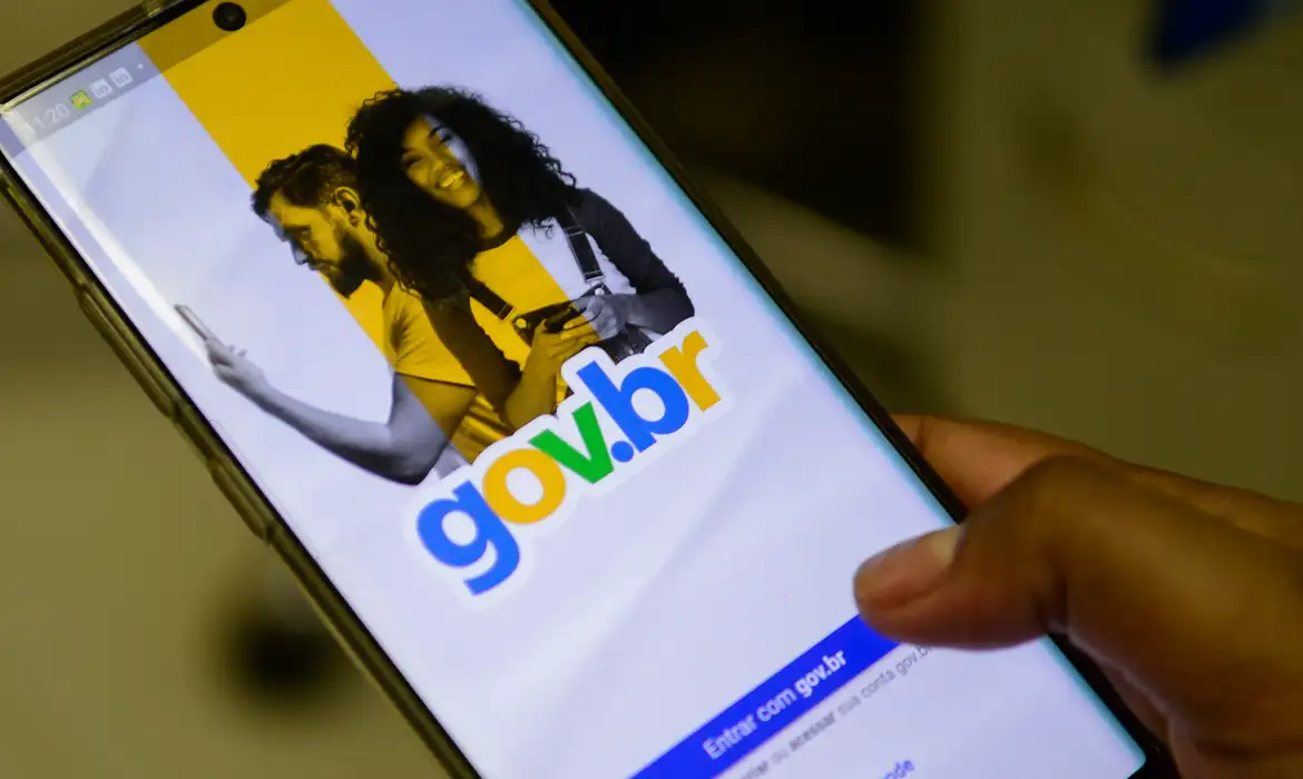 Tela de celular exibindo login do Gov.br enquanto usuário tenta recuperar acesso à conta digital.