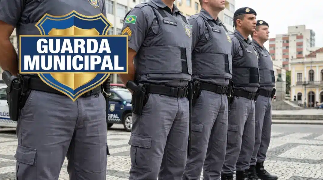 Guardas Municipais alinhados com uniforme, em frente a um carro da corporação, com logo visível, ilustrando a decisão do STF sobre a manutenção da nomenclatura 'Guarda Municipal'.