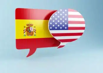 Balões de conversa com bandeiras dos Estados Unidos e Espanha representando aprendizado de inglês e espanhol com app gratuito do MEC