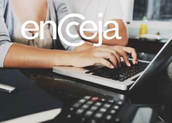 Candidato acessando o site do Encceja 2026 em um notebook, com foco no uso da Carteira Digital de Trânsito como documento de identificação.