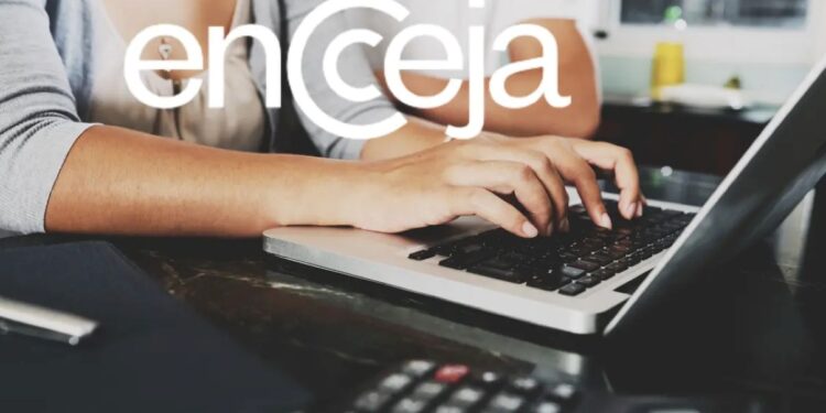 Candidato acessando o site do Encceja 2026 em um notebook, com foco no uso da Carteira Digital de Trânsito como documento de identificação.