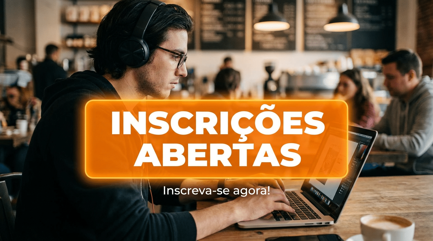 Homem de óculos e fone de ouvido usa notebook em cafeteria com banner laranja "Inscrições Abertas"