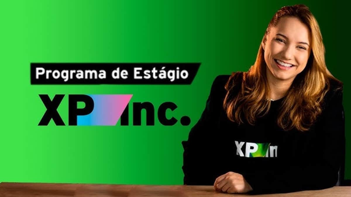 Estagiária sorrindo ao lado do logotipo do Programa de Estágio XP Inc. em fundo verde, representando a seleção aberta para a vaga com bolsa