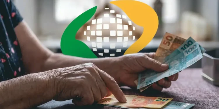 Aposentado recebendo pagamento do INSS em notas de R$ 100, R$ 50 e R$ 20, com o logo do INSS em fundo borrado.
