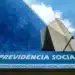Prédio do INSS com fachada espelhada e placa Previdência Social representando fechamento temporário das agências no Brasil