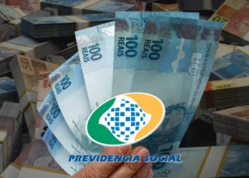 Nota de 100 reais em destaque, com a logomarca do INSS e empilhamento de cédulas de diferentes valores, ilustrando o pagamento de até R$ 8.475,55 para beneficiários com cartão final 3, 4, 5, 8, 9 e 0.