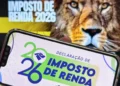 Declaração do Imposto de Renda 2026 exibida em celular com símbolo do leão ao fundo.