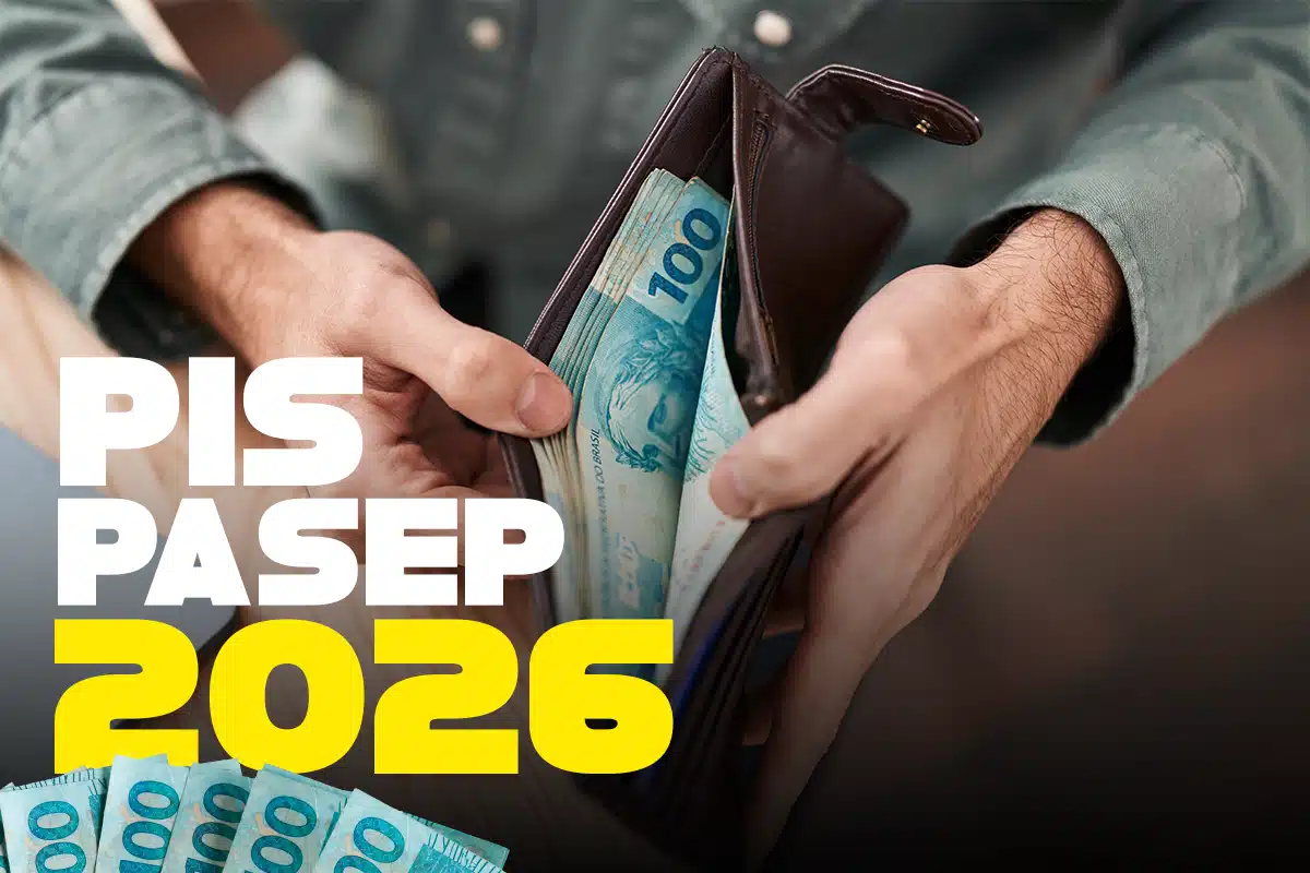 Close-up das mãos de um trabalhador abrindo uma carteira de couro marrom com notas de 100 reais. À esquerda, o texto gráfico "PIS PASEP 2026" em branco e amarelo sobreposto à imagem.