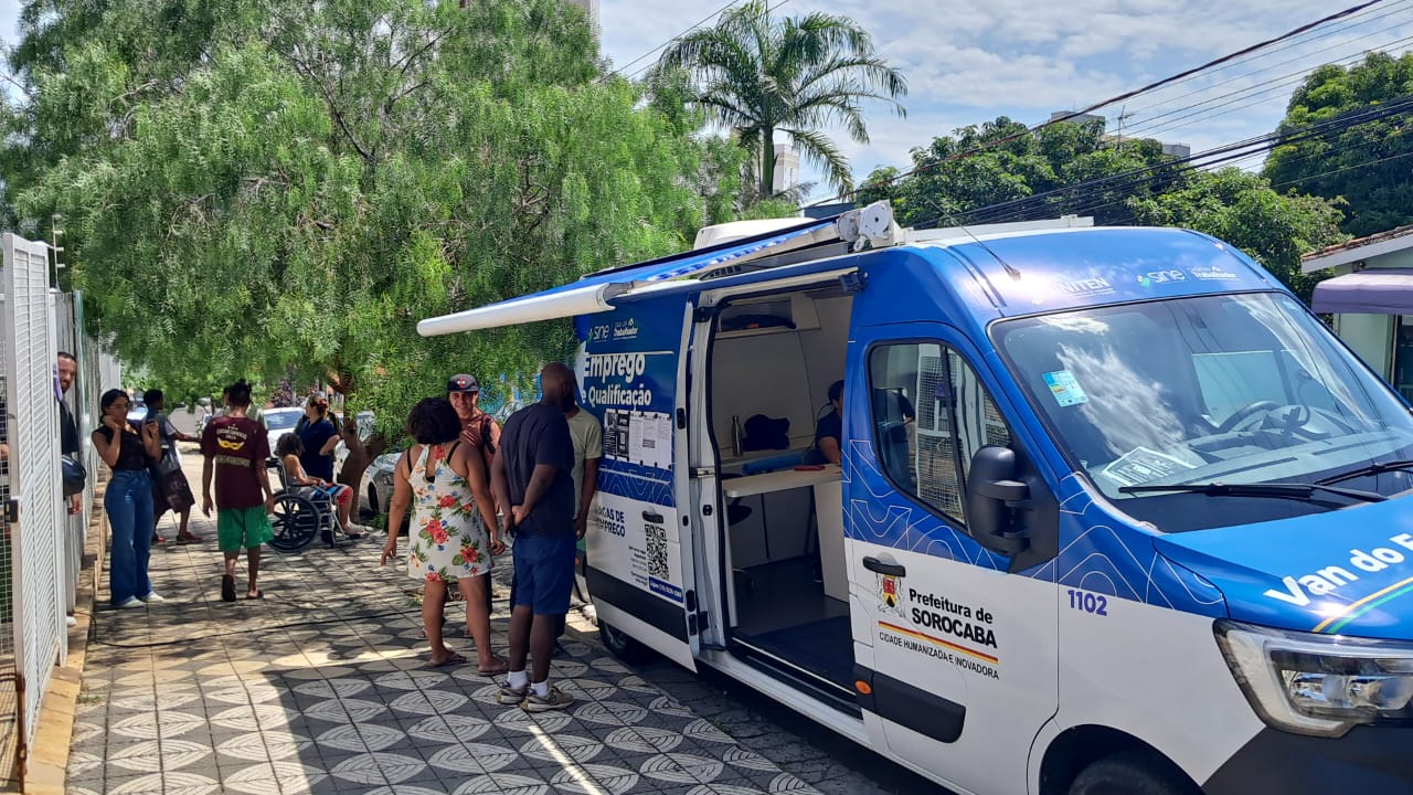 Van azul da Prefeitura de Sorocaba com porta aberta atende cidadãos em busca de vagas de trabalho