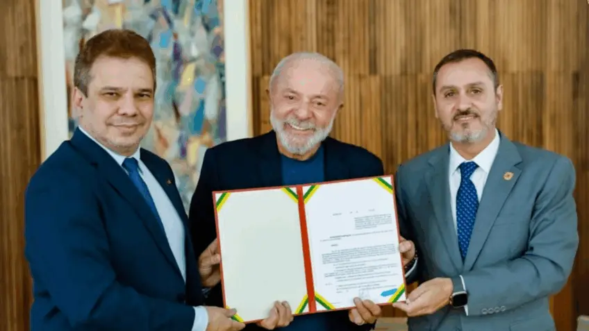 Presidente Lula ao lado do ministro da Justiça, Wellington César Lima e Silva, e do diretor-geral da Polícia Federal, Andrei Rodrigues, durante assinatura de contrato para novas contratações.