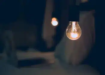 Lâmpada acesa simbolizando o aumento da comunicação do governo com os beneficiários do programa Luz do Povo