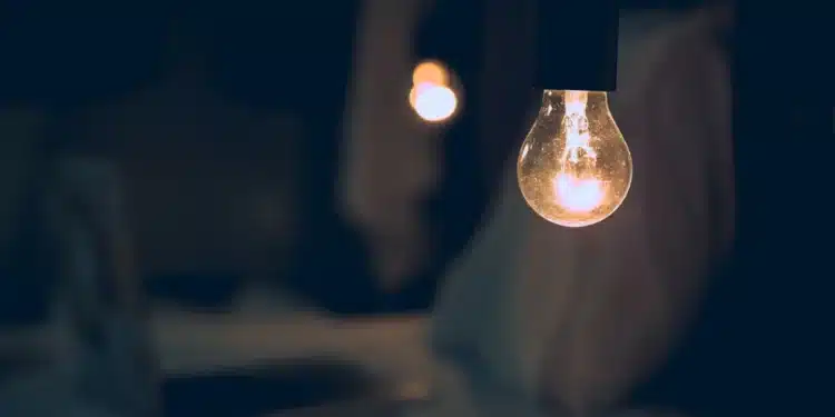 Lâmpada acesa simbolizando o aumento da comunicação do governo com os beneficiários do programa Luz do Povo