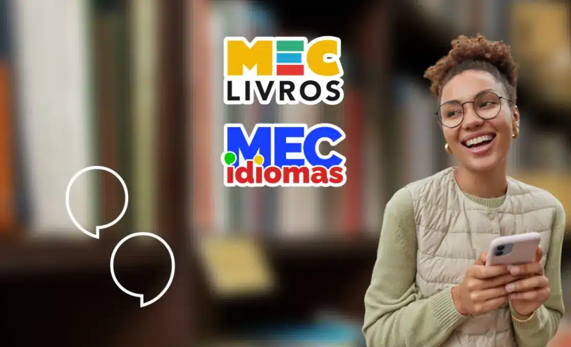 Jovem sorrindo usando celular para acessar livros digitais no app MEC Livros com acervo gratuito