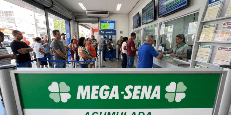 Fila de pessoas em casa lotérica aguardando para apostar na Mega-Sena acumulada, com painel verde destacado