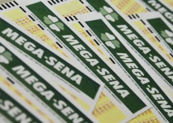 Bilhetes da Mega-Sena com fundo verde, destacando a possibilidade de um prêmio de R$ 15 milhões.